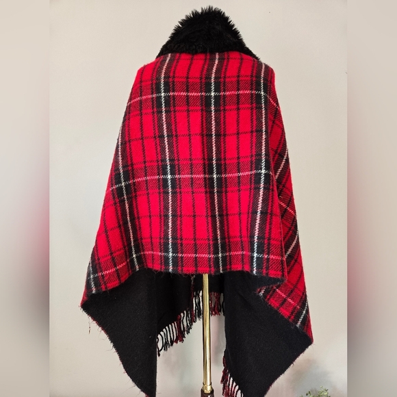 Ralph Lauren Red Plaid Poncho with Black Faux Fur Collar. One Size - Picture 7 of 9